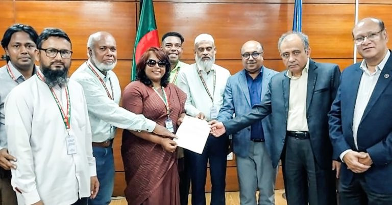 প্রধান শিক্ষক নিয়োগ বাতিল চেয়ে মানববন্ধন